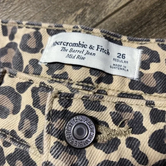 Abercrombie & Fitch Leopard Print Barrel Jeans Women Size 26 Midrise Wide Baggy - Picture 3 of 9
